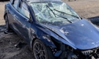 特斯拉Model 3高速公路撞车侧翻 司机仅受轻伤