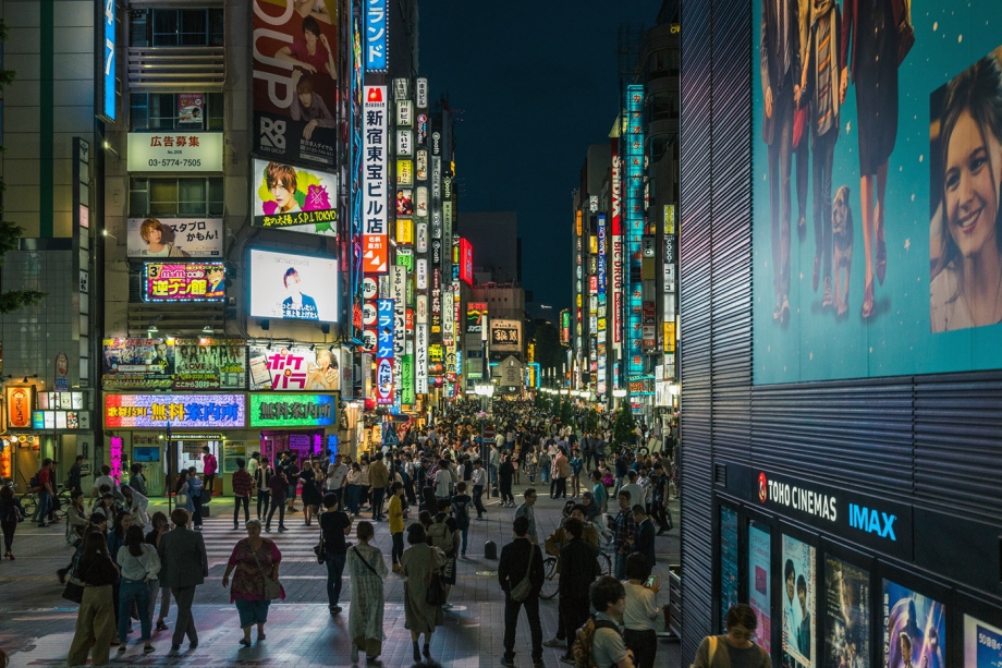 华丽的明日之都 日本东京新宿的璀璨之夜