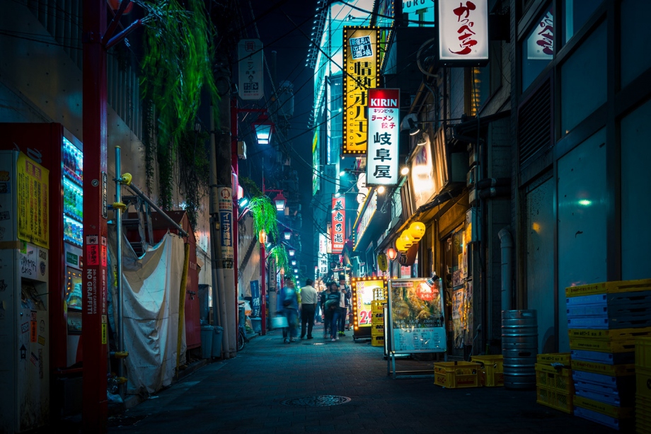 华丽的明日之都 日本东京新宿的璀璨之夜