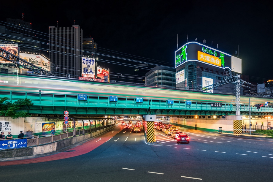 华丽的明日之都 日本东京新宿的璀璨之夜