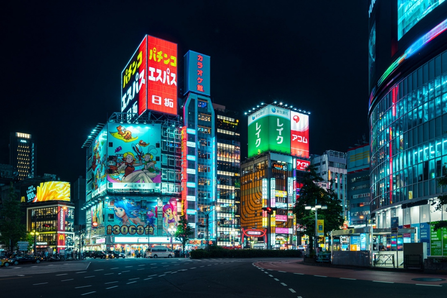 华丽的明日之都 日本东京新宿的璀璨之夜