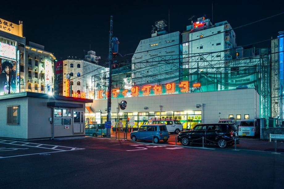 华丽的明日之都 日本东京新宿的璀璨之夜