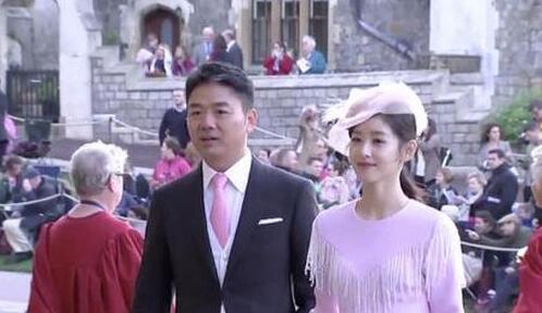 刘强东夫妇出席英国皇室婚礼 网友：这是日本公主吗？