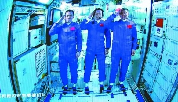 在轨法国航天员欢迎中国航天员 太空人口增加43％