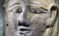 埃及考古学家新发现神秘石质面具：眼部镶嵌奇石