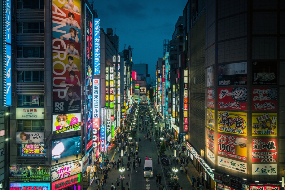 华丽的明日之都 日本东京新宿的璀璨之夜