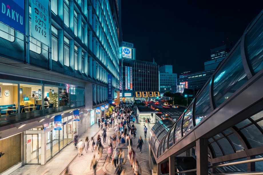 华丽的明日之都 日本东京新宿的璀璨之夜