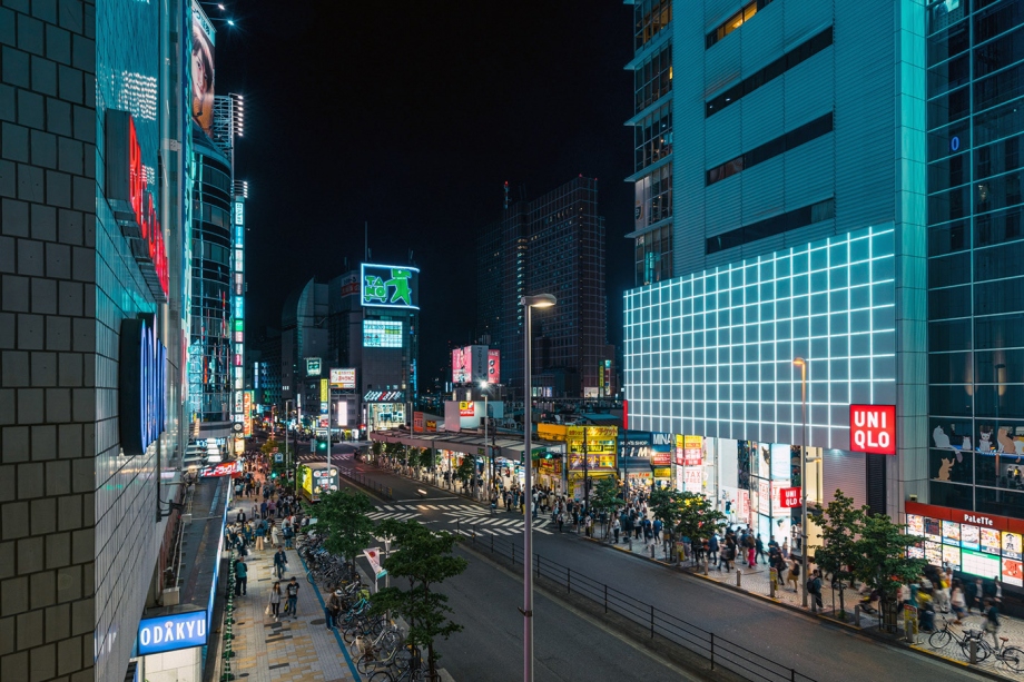 华丽的明日之都 日本东京新宿的璀璨之夜