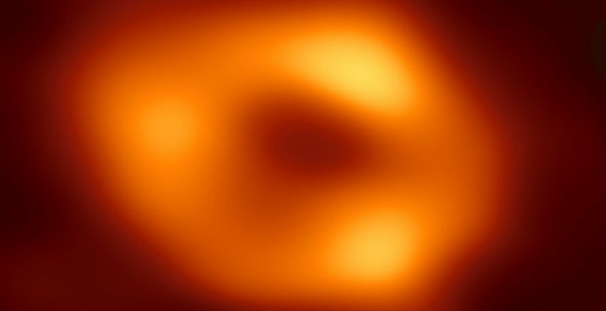 银河系中心巨大黑洞首曝照片 貌似甜甜圈神秘莫测