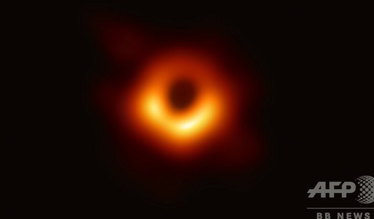 人类首次拍摄黑洞的最新偏振图像公开 更加清晰震撼