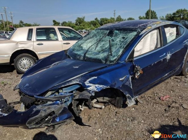 特斯拉Model 3高速公路撞车侧翻 司机仅受轻伤